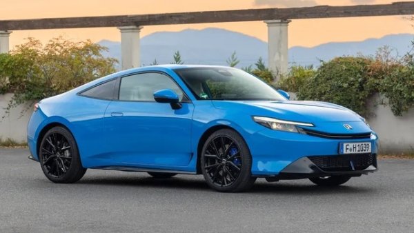 Възраждането на емблематичното купе Prelude стъпва върху платформата на Civic Type R, но използва хибридното задвижване e:HEV от стандартния Civic. За да компенсира фокуса върху икономията, Honda вгради симулиран режим &bdquo;S+&ldquo; с 8 виртуални предавки, гарнирани с автентичния рев на бензиновия двигател.
